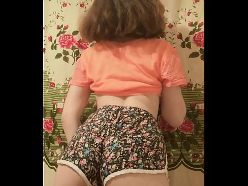❤️ Dhallaan yar oo sexy ah oo iska siibaysa surwaalka gaaban ee kamarada ️❌ Galmada dabada ❌